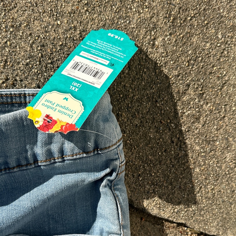 The Pioneer Woman Light Blue Cropped Jeans with Red Embroidery new w/tags XXL - Picture 4 of 12